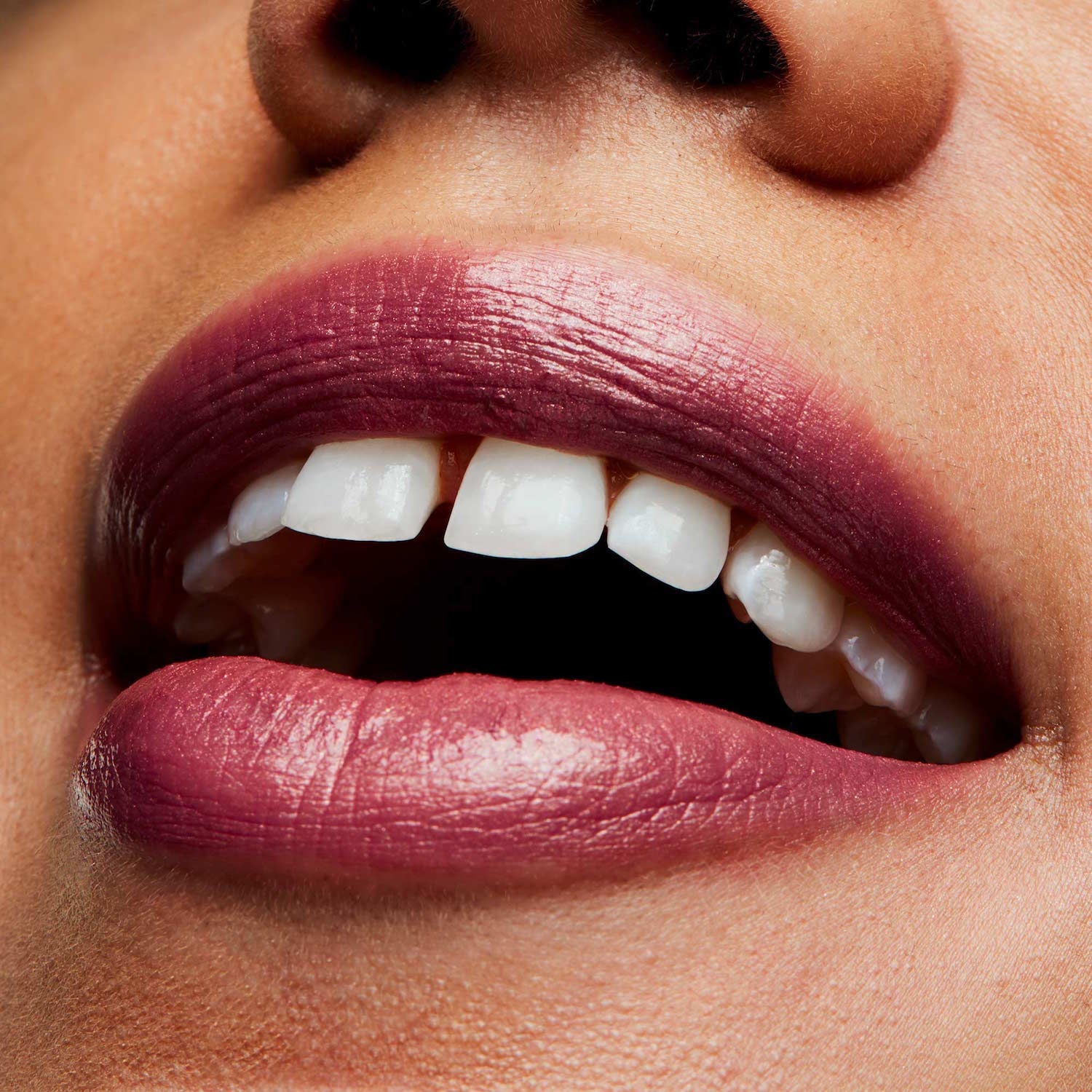 FROST LIPSTICK (LABIAL EN BARRA ACABADO APERLADO)
